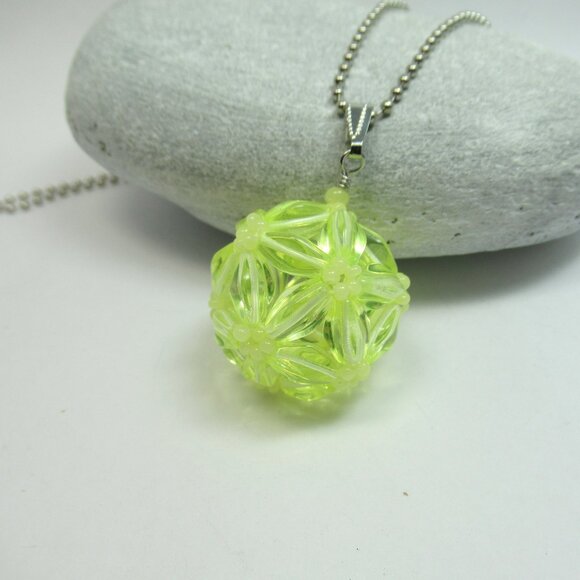 Uranium glass beaded bead pendant - Picture 8 of 11